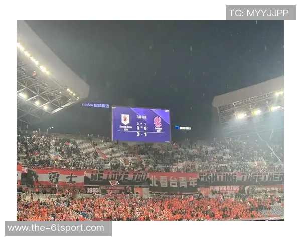 北看台球迷用手电筒拼出冠军奖杯形状为国安加油助威亚冠二国安战麦克阿瑟